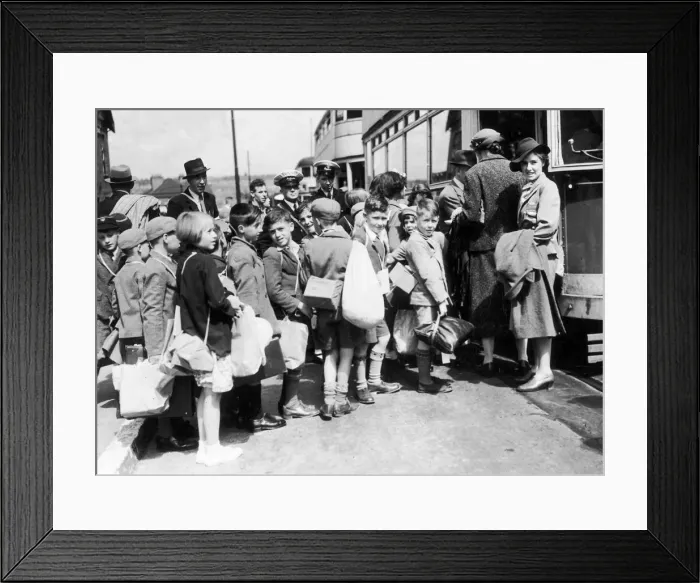 Framed Print : Group of children at Southampton ready to leave for the safety of the countryside Framed Print : Group of children at Southampton ready to leave for the safety of the countryside