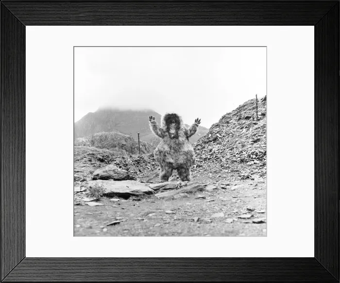 Framed Print : On location filming Dr Who. Actor Patrick Troughton filming in Snowdonia with the Yeti