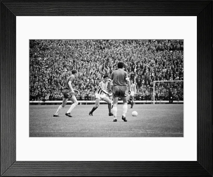 Framed Print : Jim Baxter runs around the Celtic defence in sunderland colours for the first time when Framed Print : Jim Baxter runs around the Celtic defence in sunderland colours for the first time when