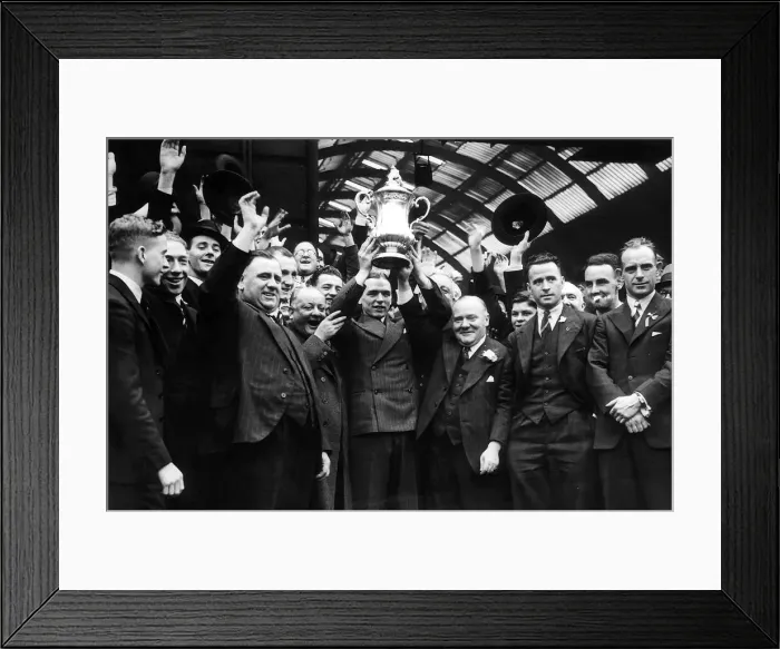 Framed Print : Sunderland Football team Leaving Kings Cross after winning the FA Cup