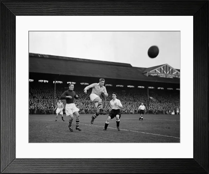 Framed Print : English League Division One match at Craven Cottage. Fulham 1 v Manchester City 2 Framed Print : English League Division One match at Craven Cottage. Fulham 1 v Manchester City 2