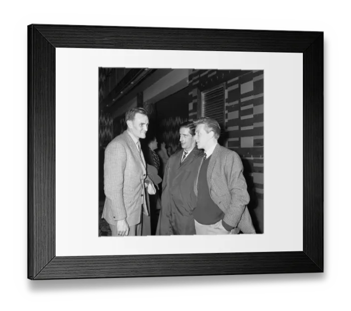 Framed Print : Footballers Don Revie (left), Dennis Viollett and Albert Quixall attending a strike