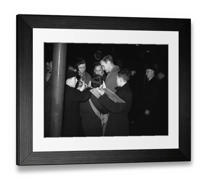 Framed Print : Sunderland footballer Don Revie signing autographs for young fans Framed Print : Sunderland footballer Don Revie signing autographs for young fans
