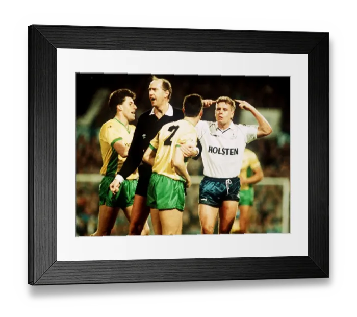 Framed Print : Tottenham Hotspur footballer Paul Gascoigne argues with Ian Culverhouse in a match Framed Print : Tottenham Hotspur footballer Paul Gascoigne argues with Ian Culverhouse in a match