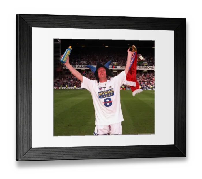 Framed Print : Glasgow Rangers footballer Paul Gascoigne wearing a jesters hat