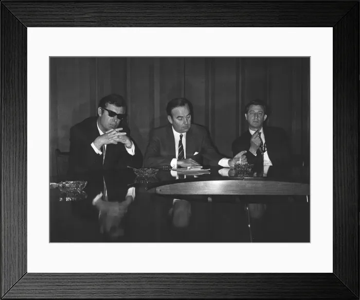 Framed Print : Rupert Murdoch (centre) with Albert Larry Lamb seen here at a press conference a few days Framed Print : Rupert Murdoch (centre) with Albert Larry Lamb seen here at a press conference a few days