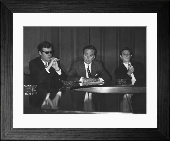 Framed Print : Rupert Murdoch (centre) with Albert Larry Lamb seen here at a press conference a few days Framed Print : Rupert Murdoch (centre) with Albert Larry Lamb seen here at a press conference a few days