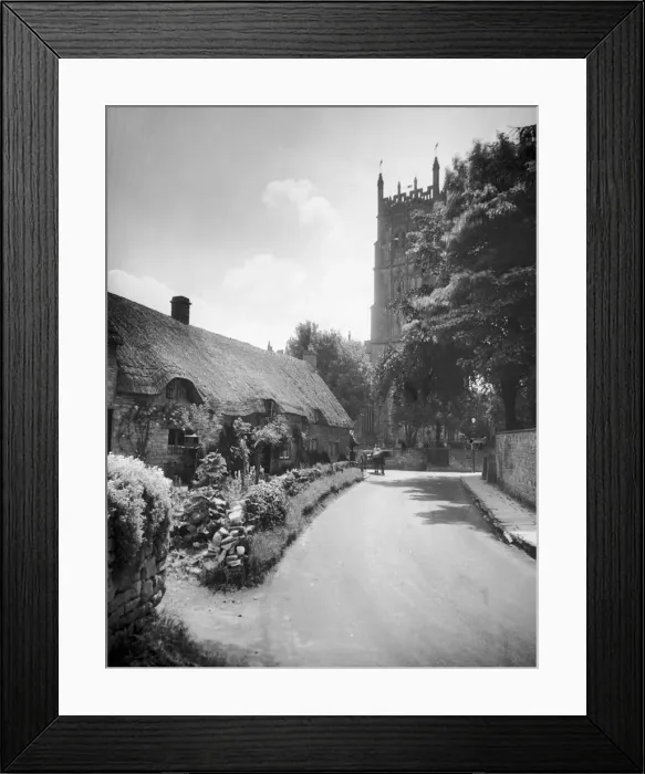 Framed Print : Thatched roof cottages by the churching in the Cotswold village of Chipping Campden