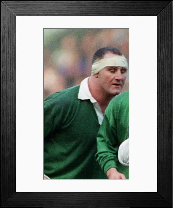 Framed Print : Irelands Gary Halpin seen here in action against England at Twickenham during the 1992 Framed Print : Irelands Gary Halpin seen here in action against England at Twickenham during the 1992