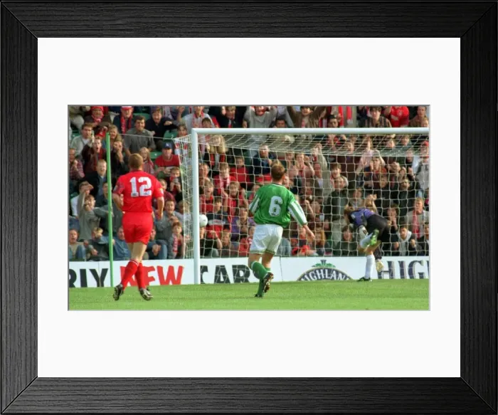 Framed Print : Duncan Shearer scores a goal for Aberdeens during their match against Hibernian in