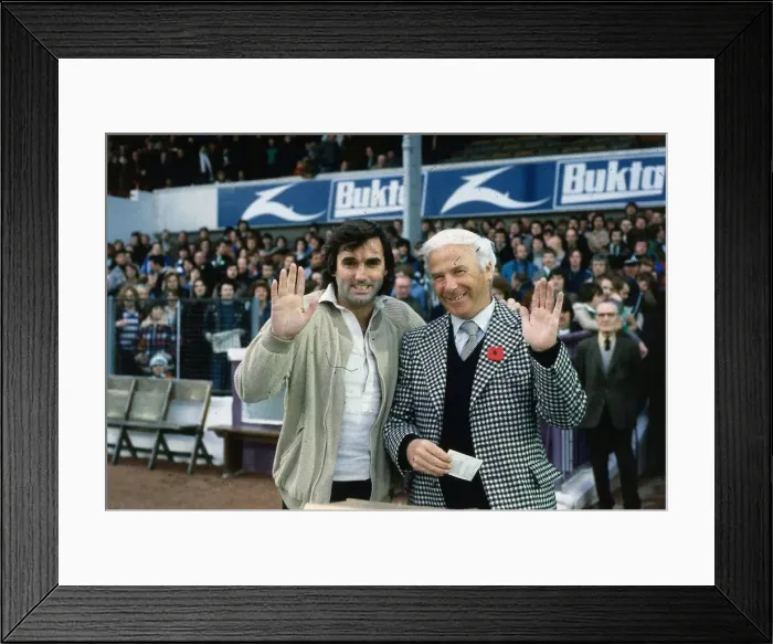 Framed Print : George Best with former Hibernian Famous Five centre forward Lawrie Reilly Framed Print : George Best with former Hibernian Famous Five centre forward Lawrie Reilly