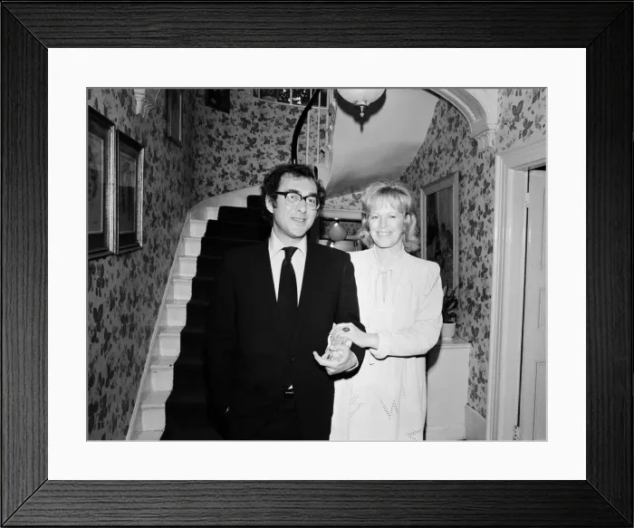 Framed Print : Playwright Harold Pinter and author Lady Antonia Fraser pictured together in the hallway Framed Print : Playwright Harold Pinter and author Lady Antonia Fraser pictured together in the hallway