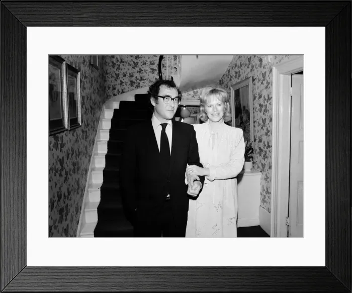 Framed Print : Playwright Harold Pinter and author Lady Antonia Fraser pictured together in the hallway