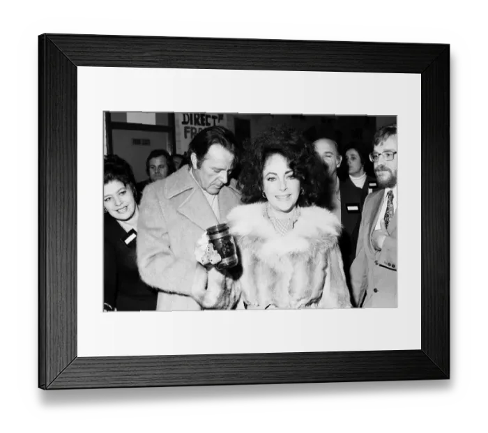 Framed Print : Richard Burton & Elizabeth Taylor at the Pedro Youth Club, Clapham, East London Framed Print : Richard Burton & Elizabeth Taylor at the Pedro Youth Club, Clapham, East London