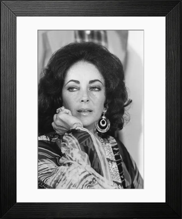 Framed Print : Elizabeth Taylor in Jerusalem, Israel, 30th August 1975 Framed Print : Elizabeth Taylor in Jerusalem, Israel, 30th August 1975