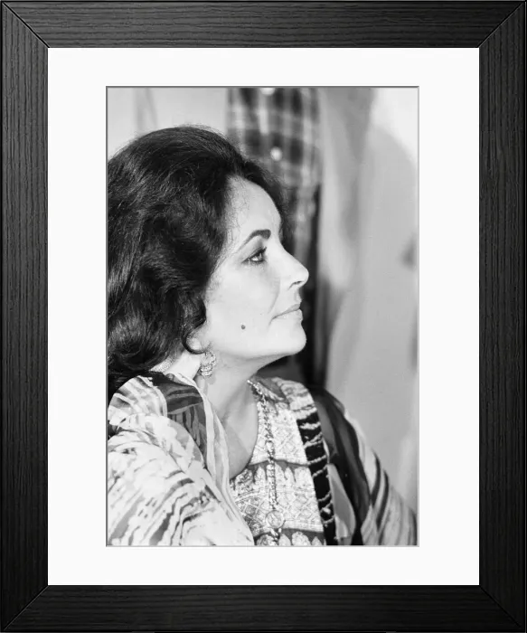 Framed Print : Elizabeth Taylor in Jerusalem, Israel 30th August 1975 Framed Print : Elizabeth Taylor in Jerusalem, Israel 30th August 1975
