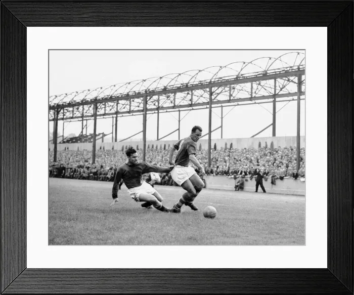 Framed Print : English League Division One match at Elland Road. Leeds United 1 v Aston Villa 0 Framed Print : English League Division One match at Elland Road. Leeds United 1 v Aston Villa 0