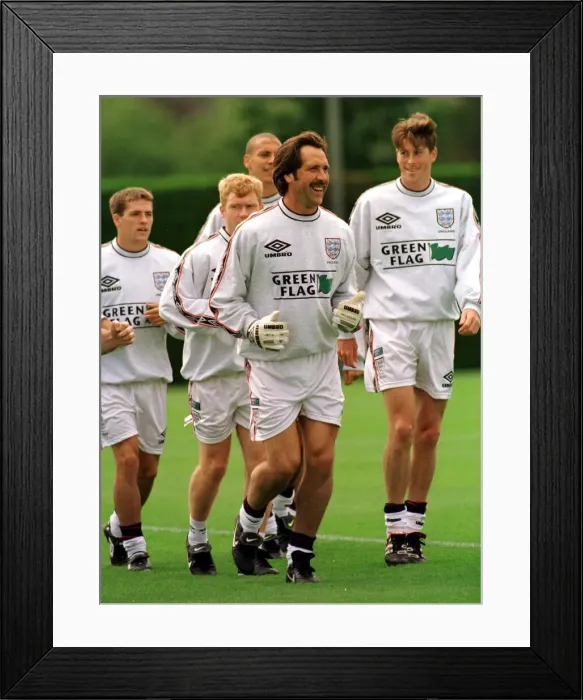 Framed Print : David Seaman training with England team June 1998 as they prepare for the World Cup Framed Print : David Seaman training with England team June 1998 as they prepare for the World Cup