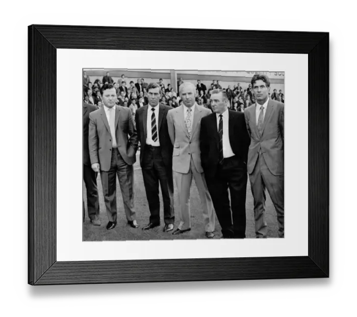 Framed Print : Veteran footballer Eddie Turnbull of Hibernian FC with the other members of the Hibs