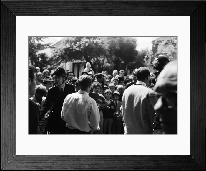 Framed Print : England footballers greeted by huge crowds as they travel to Wembley Stadium from Hendon Framed Print : England footballers greeted by huge crowds as they travel to Wembley Stadium from Hendon
