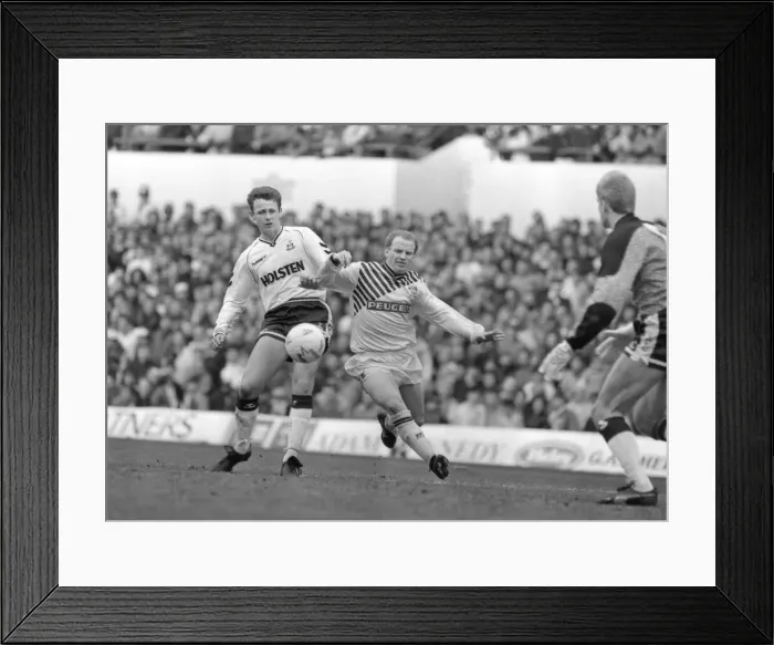Framed Print : Tottenham Hotspurs v Coventry City. Coventry lost 3-2 at White Hart Lane