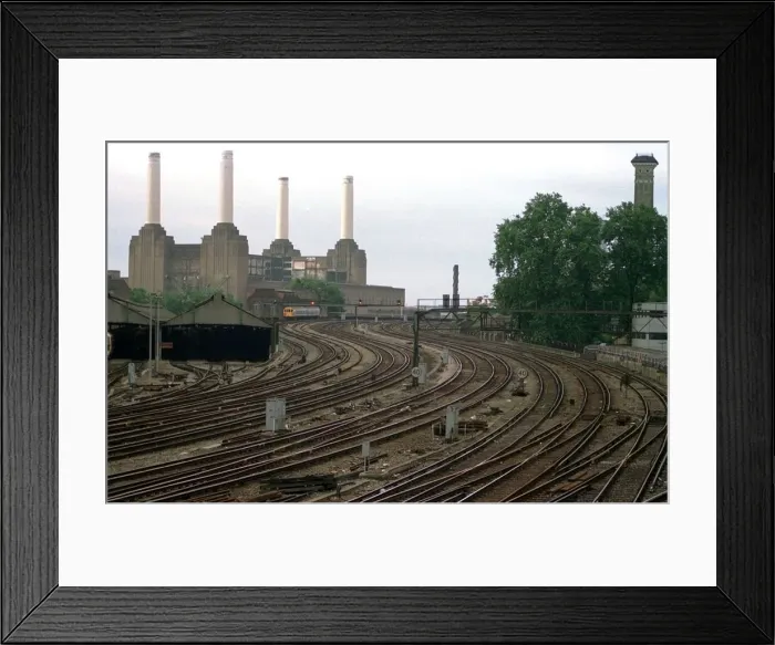 Framed Print : Empty Tracks leading off Victoria Station as train drivers of the ASEF union start a Framed Print : Empty Tracks leading off Victoria Station as train drivers of the ASEF union start a