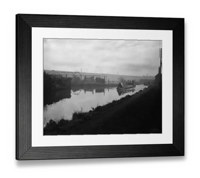 Framed Print : A narrow boat makes it way through the Manure lock basin at Wolverhampton 12th January