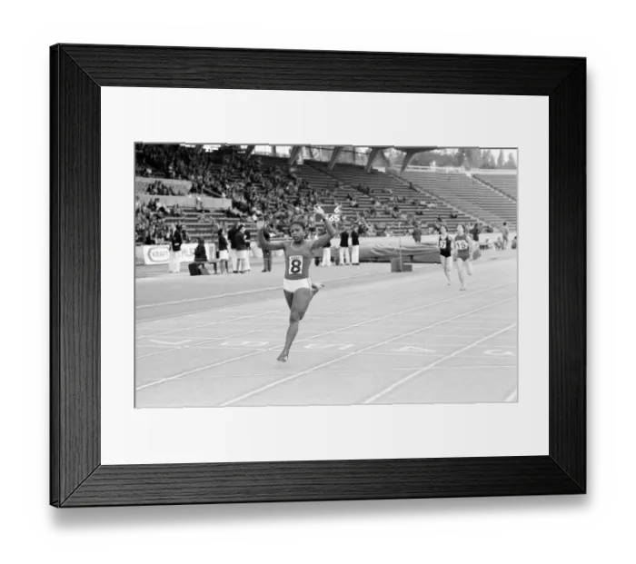 Framed Print : British athlete Sonia Lannaman wins her 200 Metres heat at the Kraft Athletics