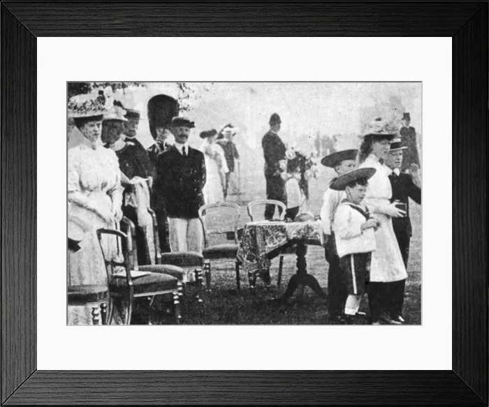 Framed Print : HRH The Princess of Wales at the Start of the Marathon Race in Windsor 24th July 1908 *** Framed Print : HRH The Princess of Wales at the Start of the Marathon Race in Windsor 24th July 1908 ***