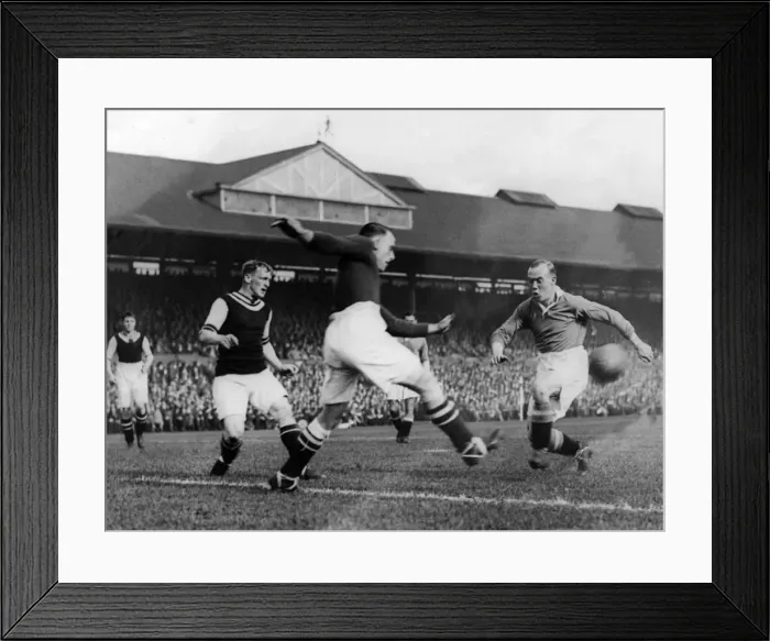 Framed Print : Chelsea v Aston Villa league match at Stamford Bridge, 19th September 1931 Framed Print : Chelsea v Aston Villa league match at Stamford Bridge, 19th September 1931