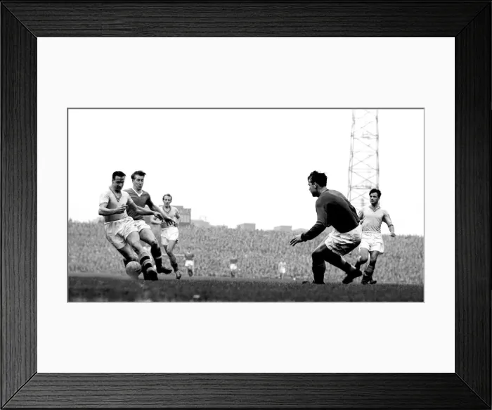 Framed Print : Manchester United v Aston Villa league match at Old Trafford, 5th October 1957 Framed Print : Manchester United v Aston Villa league match at Old Trafford, 5th October 1957