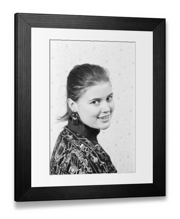 Framed Print : Sophie Aldred seen here as Ace one of Dr Whos assistant. 19th November 1987 Framed Print : Sophie Aldred seen here as Ace one of Dr Whos assistant. 19th November 1987