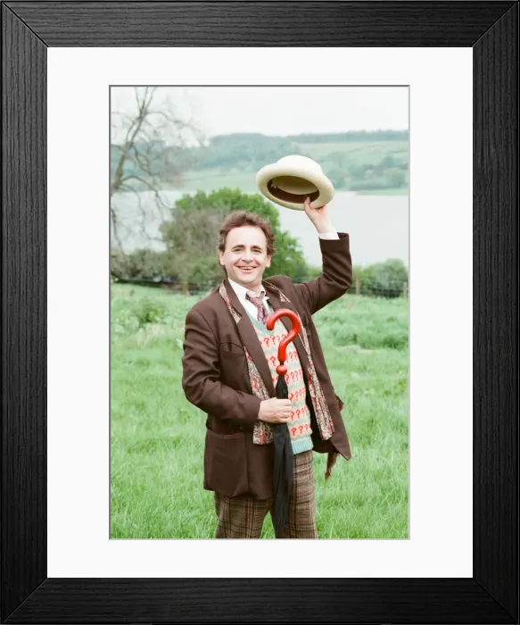 Framed Print : Christopher Bowen as Mordred crosses swords with Sylvester McCoy as the Doctor whilst