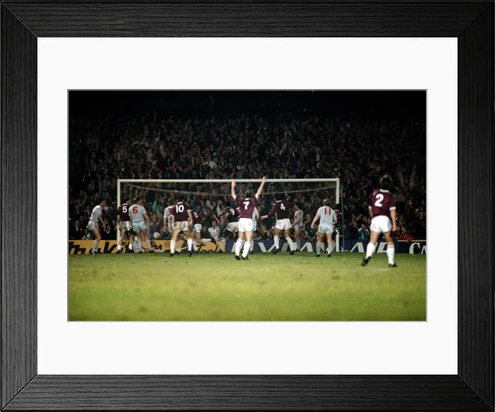 Framed Print : League Cup West Ham 4 v Liverpool 1. West Ham players celebrate after scoring Framed Print : League Cup West Ham 4 v Liverpool 1. West Ham players celebrate after scoring