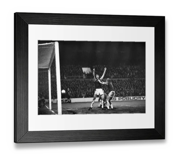 Framed Print : European Cup Winners Cup West Ham 3 v. Den Haag 1 Billy Bonds celebrates Framed Print : European Cup Winners Cup West Ham 3 v. Den Haag 1 Billy Bonds celebrates