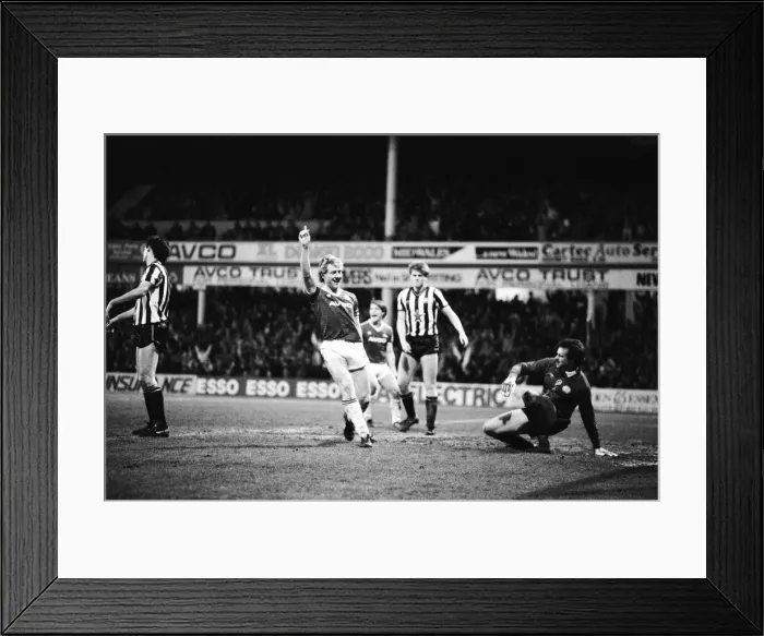 Framed Print : Division One. West Ham 8 v. Newcastle 1. Frank McAvennie celebrates