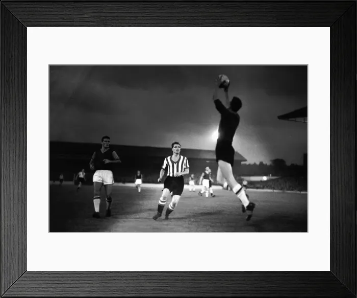 Framed Print : West Ham v. Sheffield United. Noel Cantwell of West Ham Framed Print : West Ham v. Sheffield United. Noel Cantwell of West Ham
