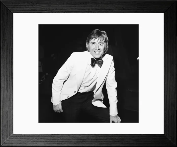 Framed Print : Singer Vince Hill one of the judges of the Sunday Peoples Britain Talent Contest Framed Print : Singer Vince Hill one of the judges of the Sunday Peoples Britain Talent Contest