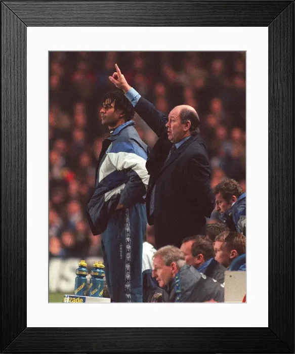 Framed Print : Chelsea v Everton Howard Kendall pointing November 1997 Chelsea manager Ruud Gullit Framed Print : Chelsea v Everton Howard Kendall pointing November 1997 Chelsea manager Ruud Gullit