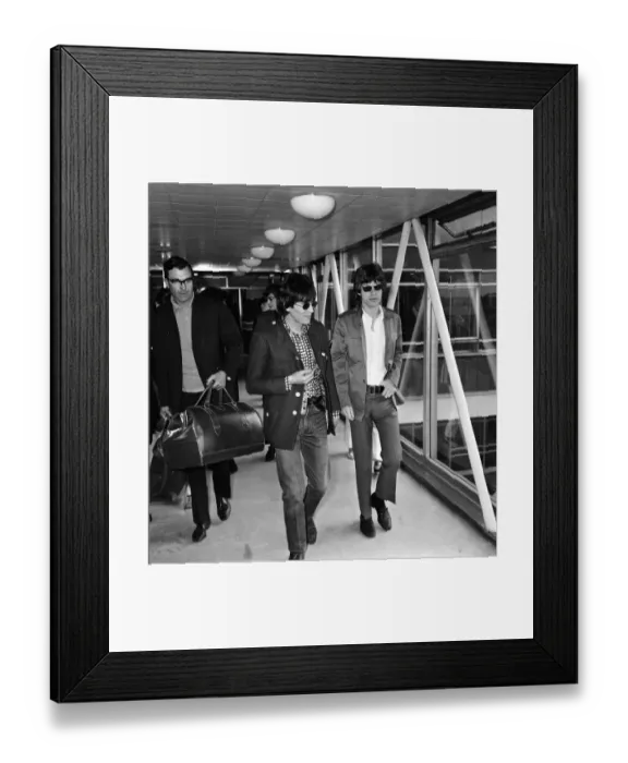 Framed Print : Keith Richards & Mick Jagger of The Rolling Stones at London Airport on 23 June 1966 en
