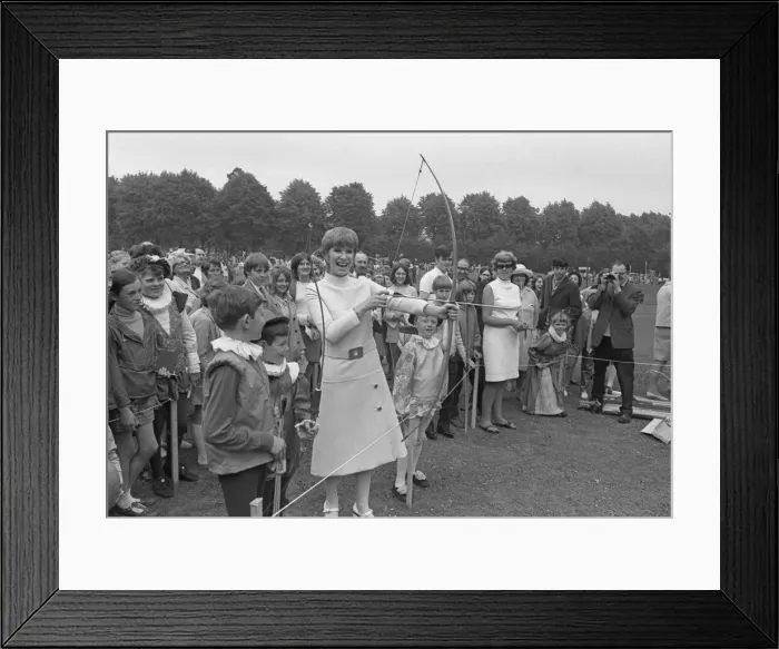 Framed Print : Actress Wendy Craig paid a visit to Warwick to open the Emscote Lawn School Elizabethan