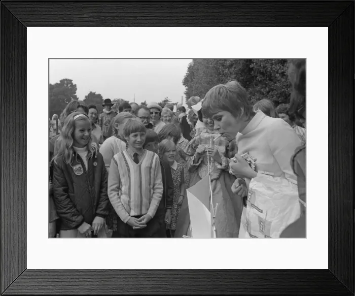 Framed Print : Actress Wendy Craig paid a visit to Warwick to open the Emscote Lawn School Elizabethan