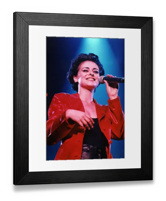 Framed Print : Lancashire pop singer, Lisa Stansfield, at the NEC, Birmingham Framed Print : Lancashire pop singer, Lisa Stansfield, at the NEC, Birmingham