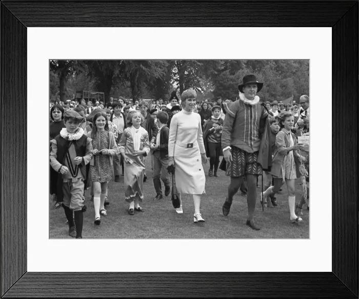 Framed Print : Actress Wendy Craig paid a visit to Warwick to open the Emscote Lawn School Elizabethan