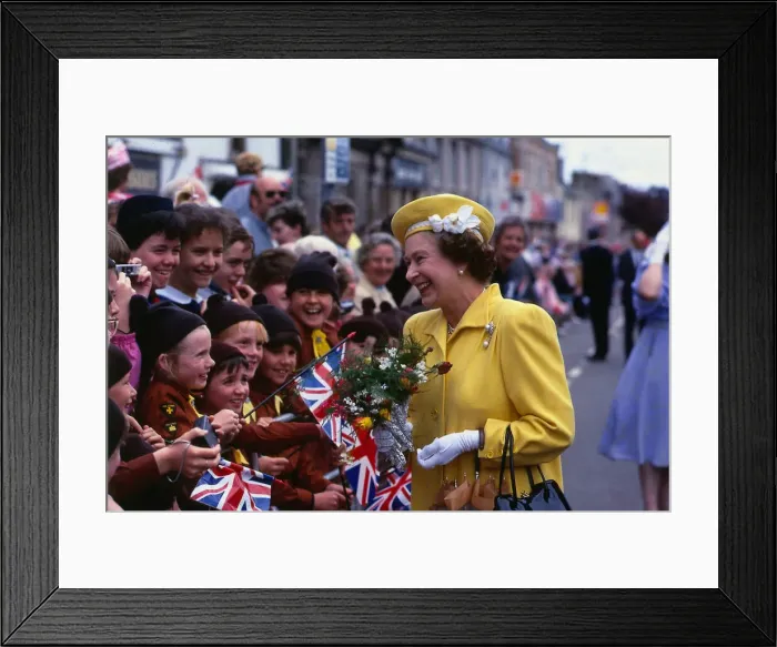 Framed Print : Her Majesty Queen Elizabeth II talking to brownies in the the crowd during a walkabout in Framed Print : Her Majesty Queen Elizabeth II talking to brownies in the the crowd during a walkabout in