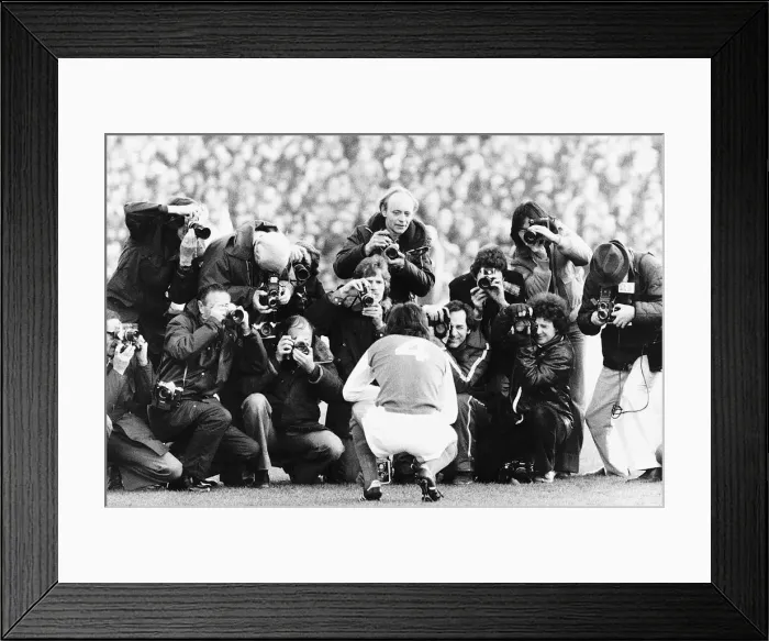 Framed Print : Arsenal footballer Brian Talbot surrounded by photographers. Circa 1980 Framed Print : Arsenal footballer Brian Talbot surrounded by photographers. Circa 1980