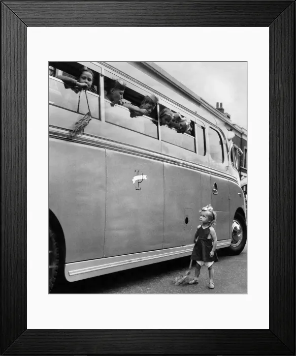 Framed Print : Jacqueline Gordon aged 3, standing by a school bus full of children. July 1952 Framed Print : Jacqueline Gordon aged 3, standing by a school bus full of children. July 1952