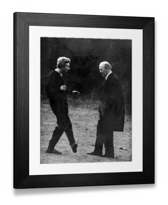 Framed Print : Denis Law of Manchester United talking through the details of an injury with manager Sir Framed Print : Denis Law of Manchester United talking through the details of an injury with manager Sir
