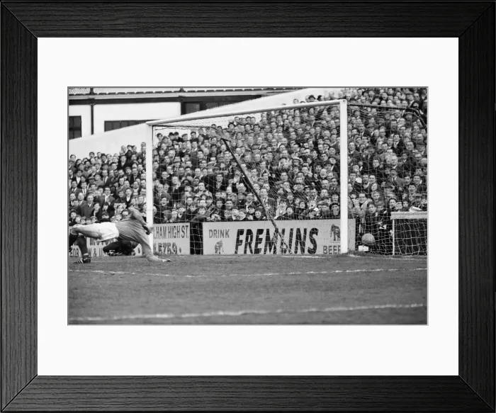 Framed Print : Fulham 3 v. Sunderland 0. 1966 League campaign. Goalkeeper Jimmy Montgemery Framed Print : Fulham 3 v. Sunderland 0. 1966 League campaign. Goalkeeper Jimmy Montgemery
