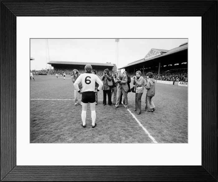 Framed Print : Fulham 6 v. Leyton Orient 1 Former England captain Bobby Moores last match